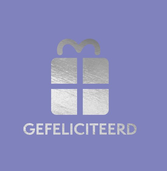 Zilveren geschenkdoos met strik op een paarse achtergrond. Tekst: GEFELICITEERD.