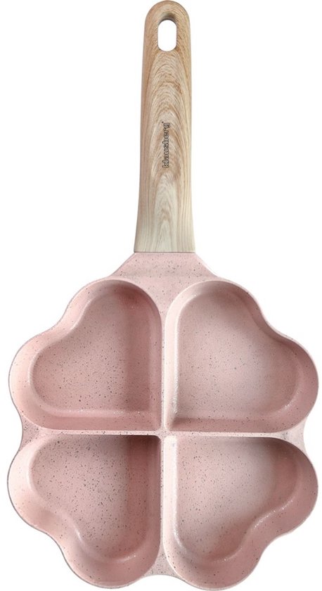 Poêle à frire rose avec quatre compartiments en forme de cœur. Manche en bois.