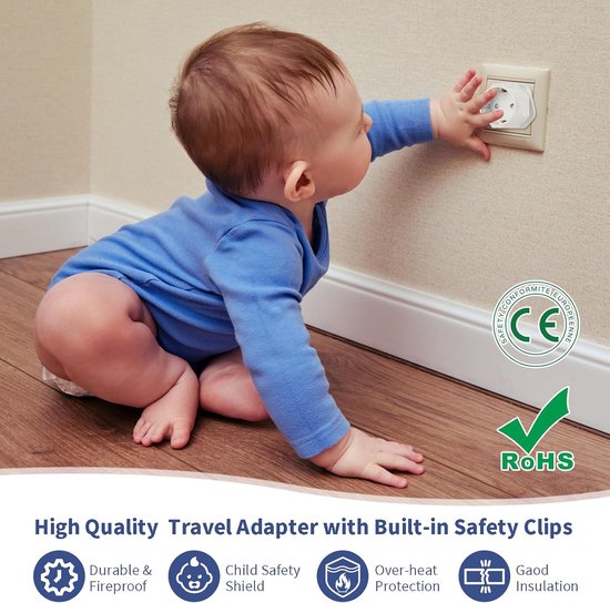 Baby die een babybeveiliging in een stopcontact steekt. 'High Quality Travel Adapter with Built-in Safety Clips'.