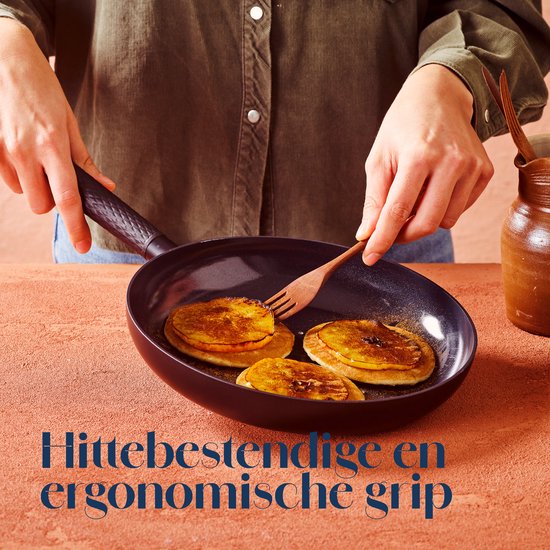 Koekenpan met bruin gebakken appelschijfjes, met de tekst 'Hittebestendige en ergonomische grip'.
