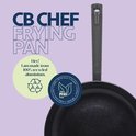 Zwarte CB Chef koekenpan, met een tekstlabel dat aangeeft dat hij is gemaakt van 100% gerecycled aluminium en PFAS-vrij is.