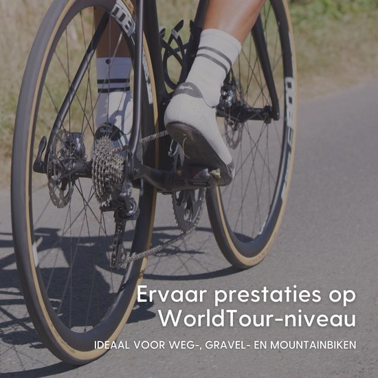 Close-up van een fietsketting en derailleur, met een fietser op de achtergrond. Tekst: 'Ervaar prestaties op WorldTour-niveau'.