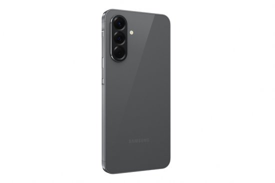 Samsung Galaxy A56 5G gris, vue de trois quarts arrière, avec un dos brillant et trois appareils photo.