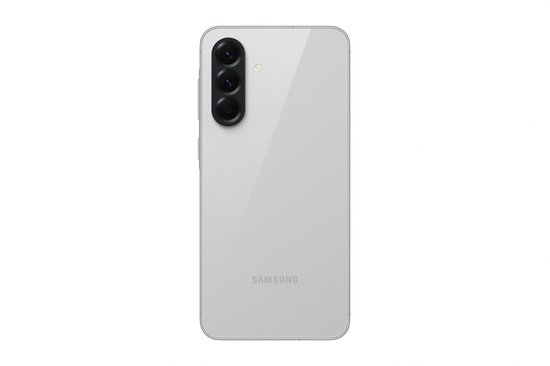 Zilverkleurige Samsung Galaxy A56 5G met drie camera's.