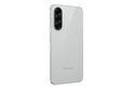Zilverkleurige Samsung Galaxy A56 5G met drie camera's, schuin van achteren gezien.