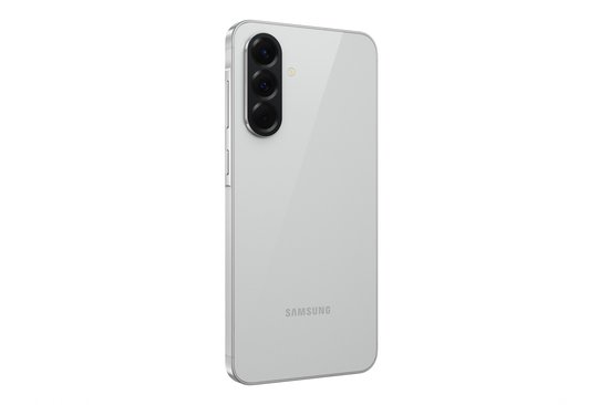 Zilverkleurige Samsung Galaxy A56 5G met drie camera's, schuin van achteren gezien.