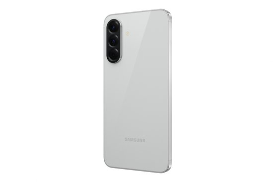 Zilverkleurige Samsung Galaxy A56 5G met drie camera's, schuin van achteren gezien.