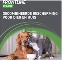 Golden retriever en grijze kat met witte borst drinken uit een witte kom. Gecombineerde bescherming voor dier en huis.