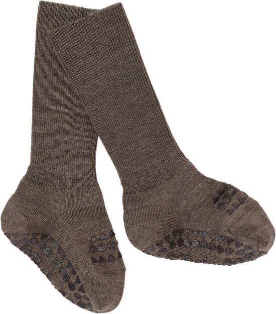 Bruine wollen sokken met antislip noppen onder de voeten.