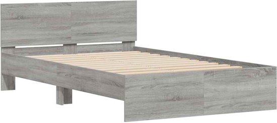 Bedframe in grijs sonoma-eikenfineer met recht hoofdbord en houten lattenbodem, zij-aanzicht.