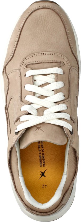 Bovenaanzicht van een beige Xsensible sneaker met witte veters en een gele binnenzool met logo.