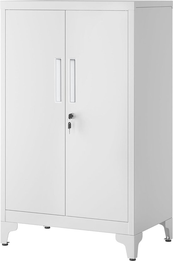 Witte metalen archiefkast op poten, met twee gesloten deuren, elk met een handvat en een slot.