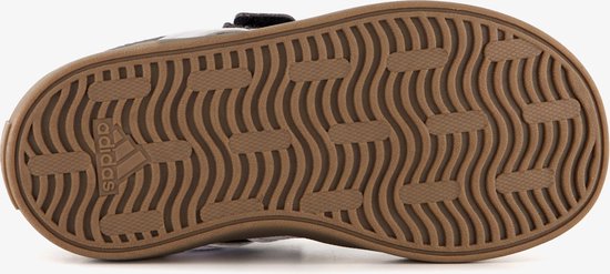 Bruine buitenzool van Adidas sneaker met golvend profiel en Adidas logo.