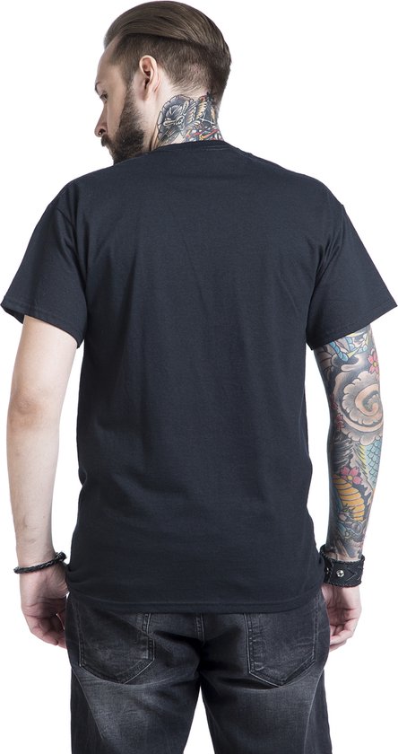 Zwart T-shirt, achterkant zichtbaar, met tatoeages op de armen.