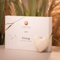 Kintsugi 'Heal Your Heart' doos met een gouden hartvorm. De doos toont een schematische weergave van handen die een hart herstellen.