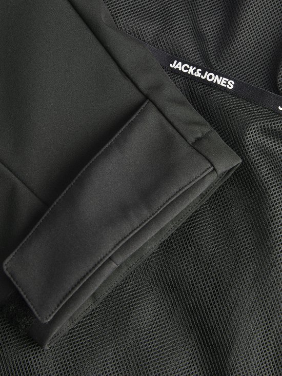 Donkergroene jas met mesh details en een band met 'JACK & JONES' logo op de mouw.