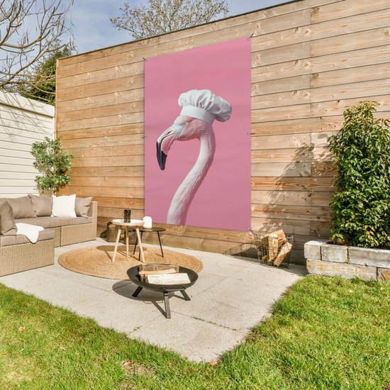 Tuindecoratie Een flamingo staat op één poot in het water - 40x60 cm