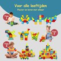 Collage van afbeeldingen die de ontwikkeling van kinderen tonen met magnetische bouwstenen, van baby tot jong kind.