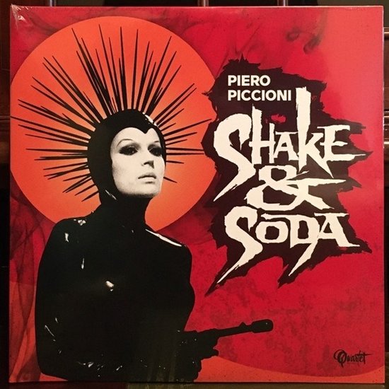 Piero Piccioni - Shake & Soda, gelicenseerd door Quartet. Een vrouw in een zwarte latex outfit met een punk-achtige hoofdtooi, kijkt naar rechts. Rode achtergrond.