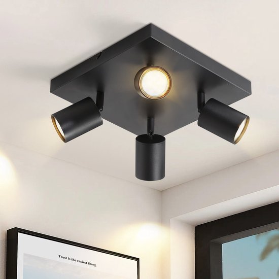 Plafonnier carré noir avec trois spots dirigés vers le bas et un spot dirigé vers l'avant, émettant de la lumière.