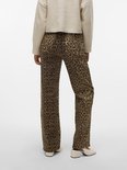 Model in beige trui en broek met luipaardprint, zijaanzicht.