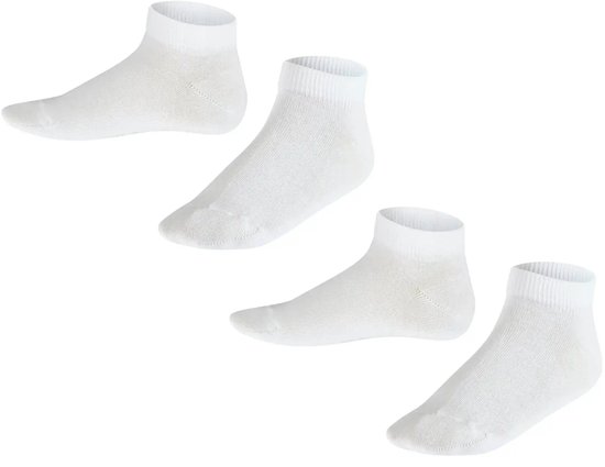 Vier witte Falke sneakersokken met een fijnmazig patroon.