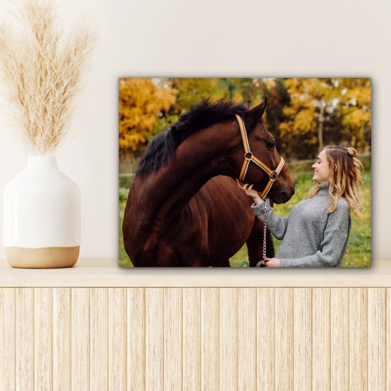 Vrouw met paard in de herfst