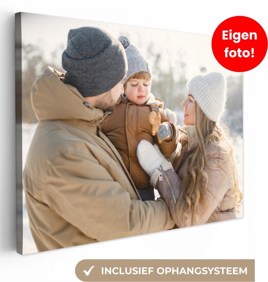 Een gezin met een baby genietend van de winterse buitenlucht, met de tekst 'Eigen foto!'