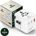 Travara wereldstekker met 2x USB-C en 1x USB-A poorten, 20W en 2500W max. De verpakking is ook te zien.