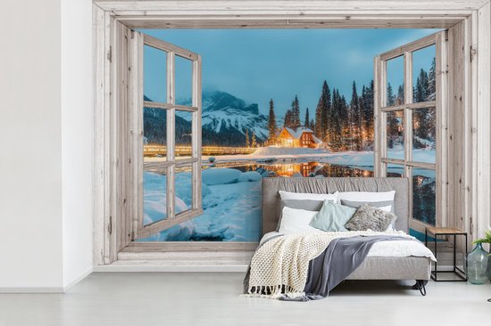 Behang - Fotobehang Doorkijk - Winterlandschap - Natuur - Huis - Bergen - Breedte 525 cm x hoogte 350 cm