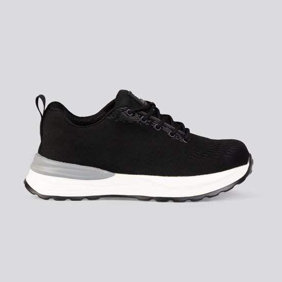 Zwarte werksneaker met witte zool, grijze accenten, veters en een lus aan de achterkant, op grijze achtergrond.