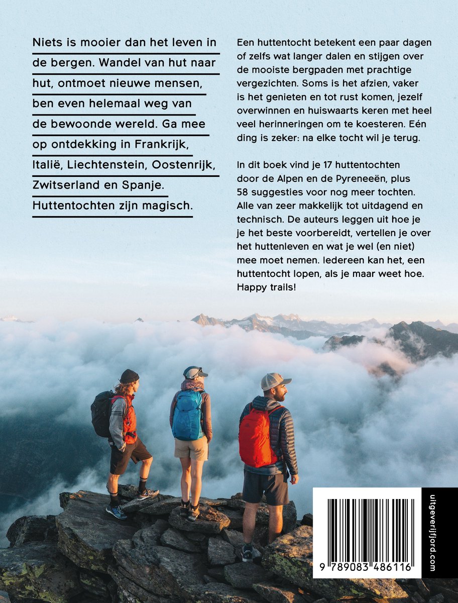 Drie wandelaars met rugzakken op een bergtop, kijkend naar de wolken. De achterkant van het boek 'Huttentochten'.