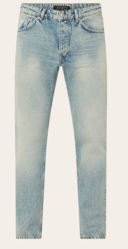 Lichtblauwe slim fit jeans met stonewash-effect en knoopsluiting, gedragen door een model, voorkant.