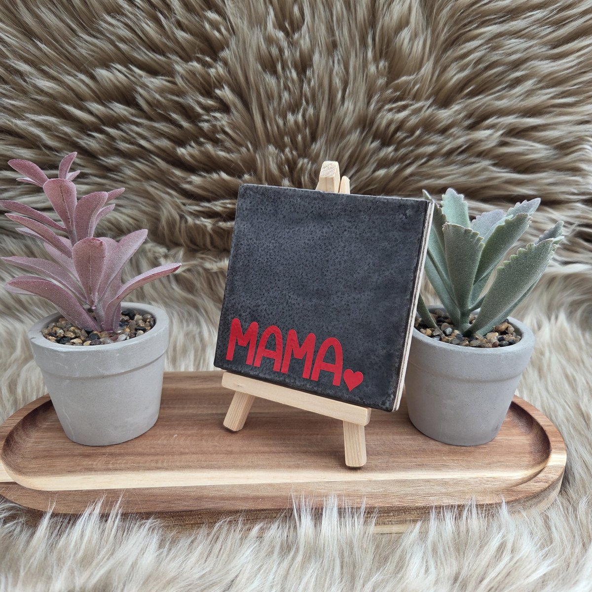 Robuust Wenstegeltje – Hip trendy tegeltje – Mama – Antraciet Keramiek met Rode Tekst – 10x10 cm – Stoer en Lief Cadeau voor Moeder – Woondecoratie voor Moederdag, Verjaardag of Zomaar – Trendy nu