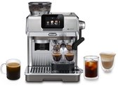 Zilverkleurige DeLonghi La Specialista espressomachine met een kopje espresso, twee glazen en een glas met melkschuim ernaast.