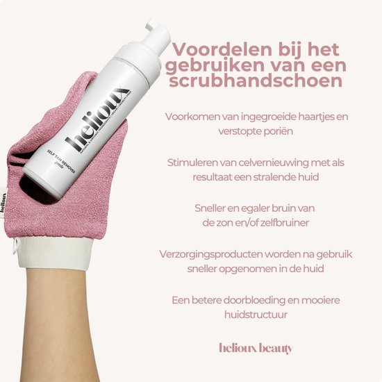 Hand met roze scrubhandschoen en flesje zelfbruinerverwijderaar. Voordelen van scrubhandschoen.
