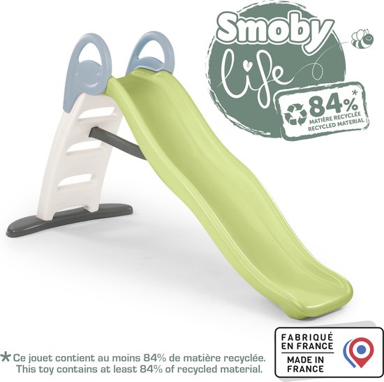 Een groene glijbaan met beige zijkanten en lichtblauwe handgrepen, met "Smoby Life" logo en "84% RECYCLED MATERIAL".