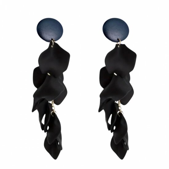 Zwarte clip oorbellen met blaadjes in lagen, bovenkant rond blauw.