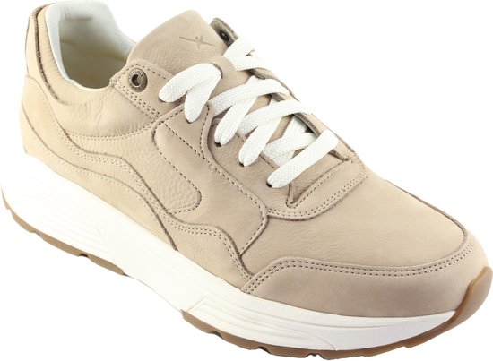 Taupe suède veterboot met witte zool en witte veters. Bruine loopzool.