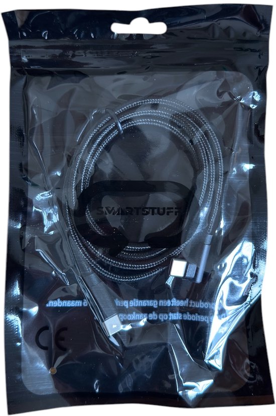 Zwarte SmartStuff USB-C kabel in plastic verpakking.