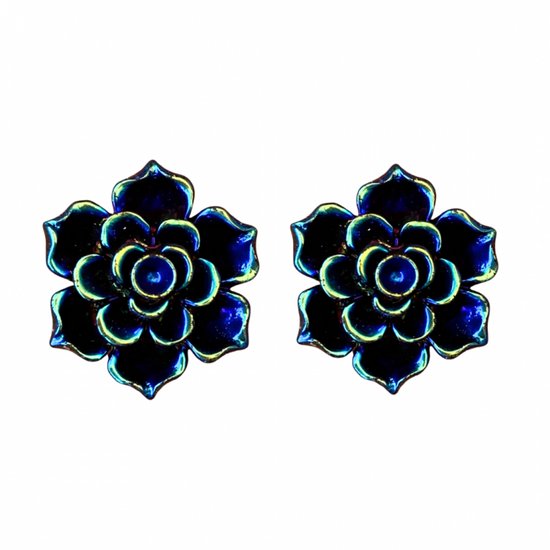 Paar bloemvormige oorbellen in donkerblauw met groenachtige glans.