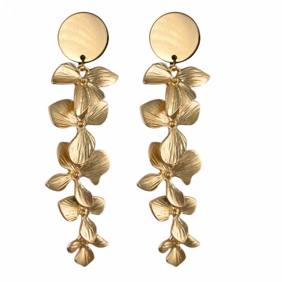 Lange, goudkleurige clip oorbellen met bloemvormige hangers.
