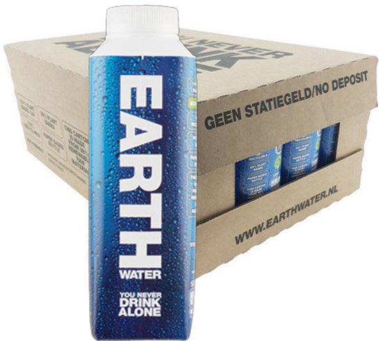 Bouteille EARTH WATER devant une boîte en carton de 24 bouteilles. Texte sur la boîte : "GEEN STATIEGELD/NO DEPOSIT".