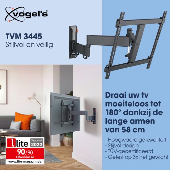 Zwarte Vogel's TVM 3445 tv-beugel aan een muur gemonteerd, die een tv vasthoudt. Illustratie toont 180 graden draaien.