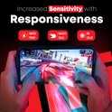 Quelqu'un joue à un jeu de course sur un smartphone, la réactivité est étanche et sans délai.