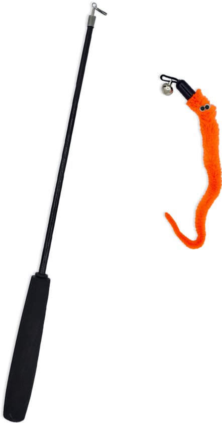 Zwarte kattenhengel met een oranje wormspeeltje met belletje eraan.