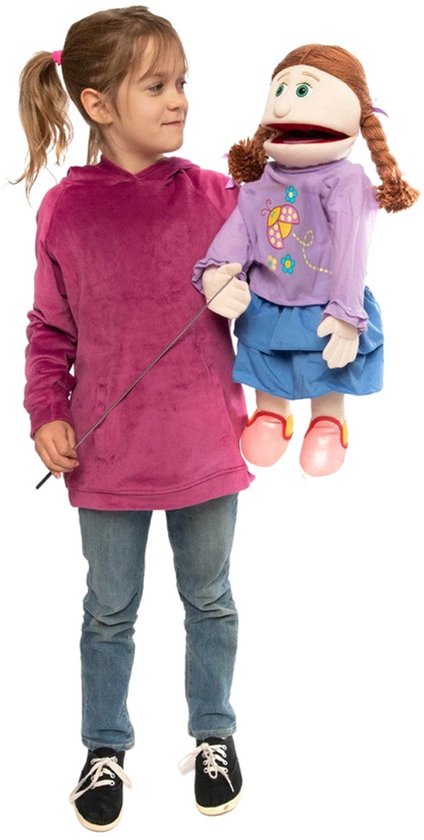 Meisje met paars vest en spijkerbroek, houdt handpop Amy vast met paarse trui.