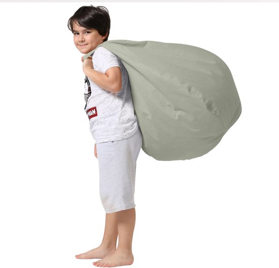Jongen met donker haar draagt een witte t-shirt en grijze shorts, draagt een grote grijze zitzak op zijn schouder.