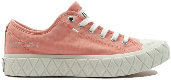 Palladium Palla Ace Canvas sneaker in zachtroze met witte veters en een crèmekleurige rubberen zool met ruitpatroon.