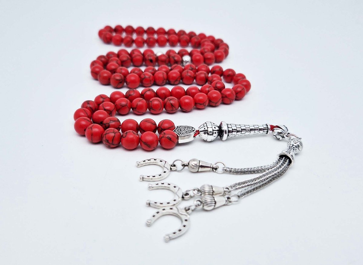Handgemaakte tesbih "Tasbih" natuursteen "Rode howliet" - Aantal kralen 99 - Diameter kralen 8MM - met metaal tassel "Hoefijzer" - Een mooi cadeau-idee